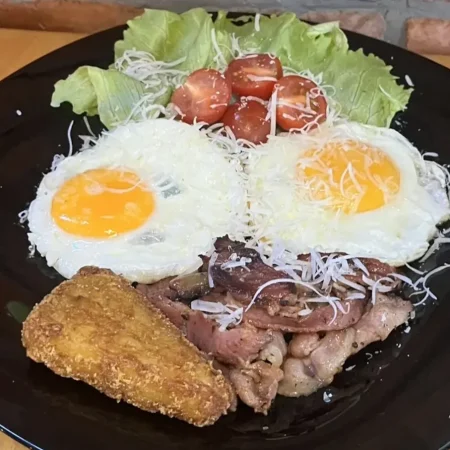 Яичница с беконом и хашбрауном